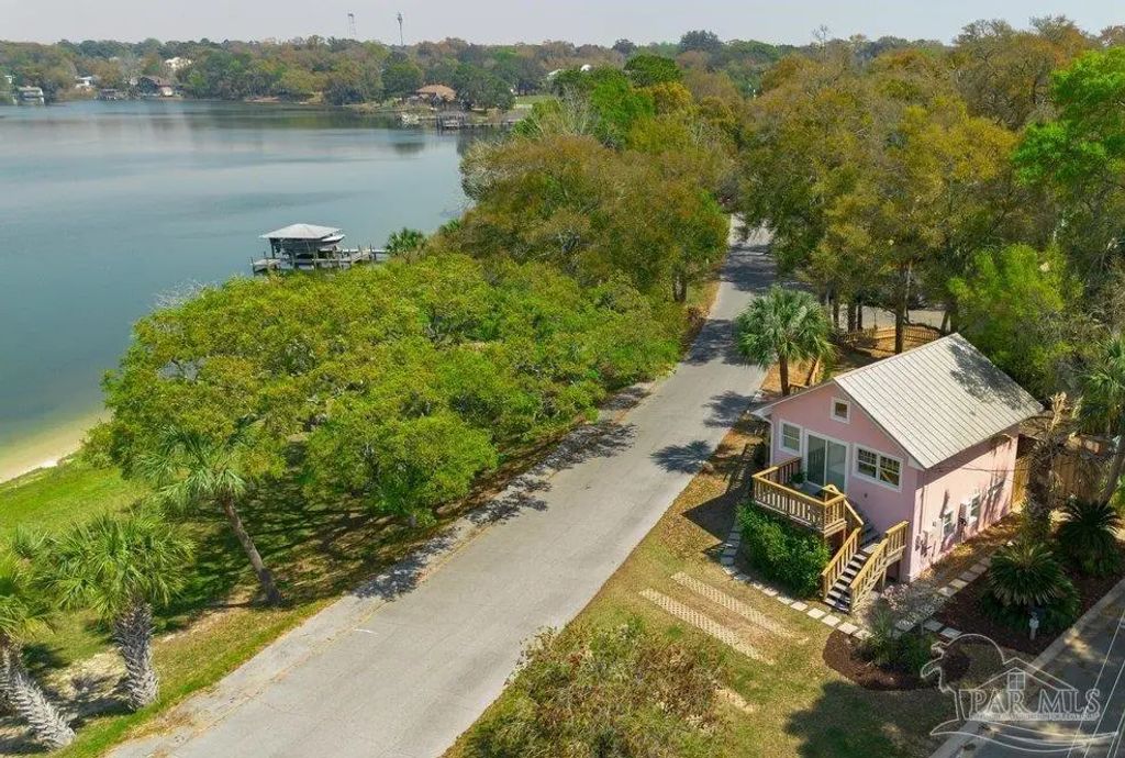 902 Bayou Blvd, Pensacola