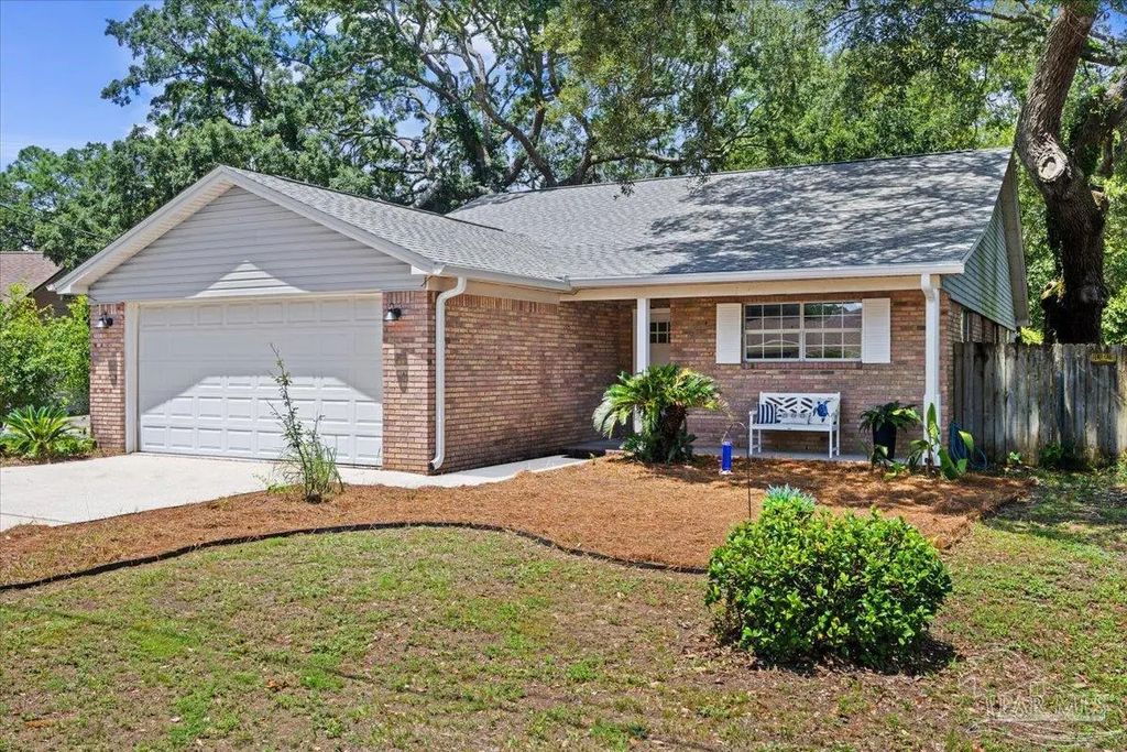 7412 St James Pl, Pensacola