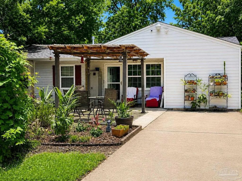 4679 Oakland Dr, Pensacola