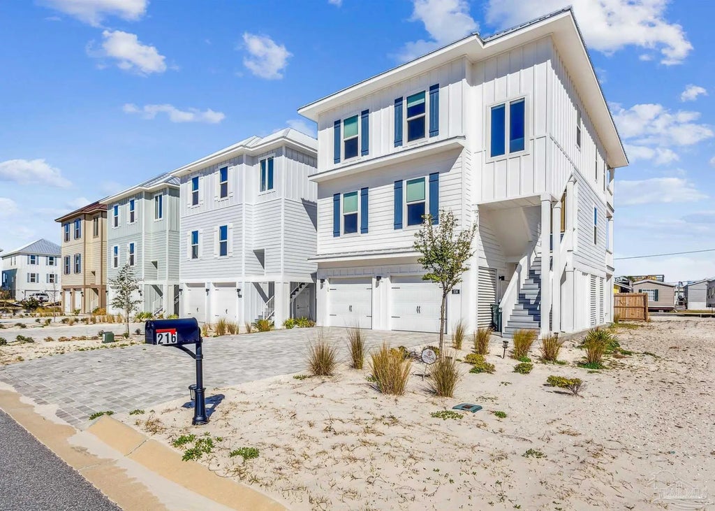 216 Clipper Dr, Pensacola