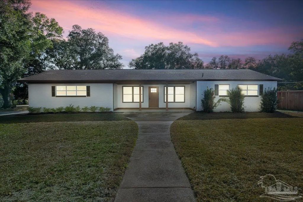 2001 Saddlebrook Dr, Pensacola