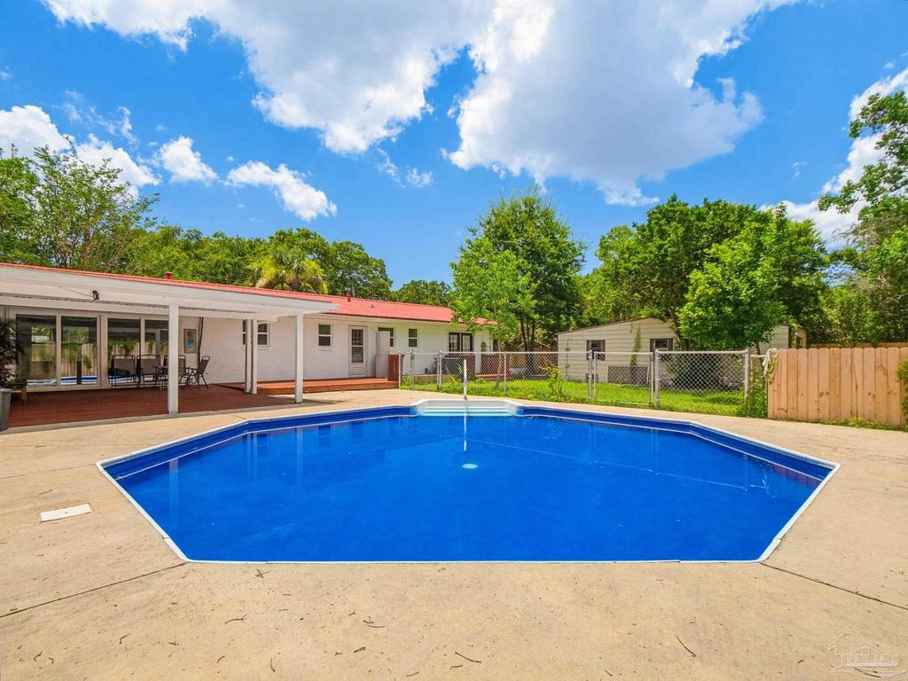 1407 John Carroll Dr, Pensacola