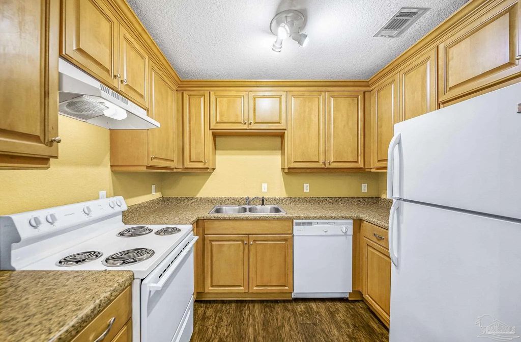 7071 Lake Joanne Dr, Pensacola