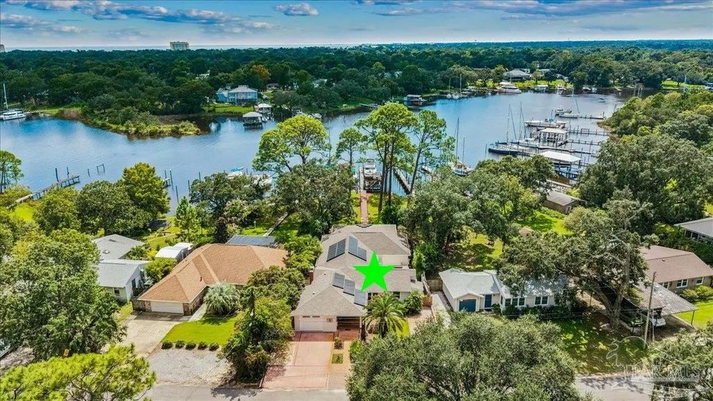 201 Edgewater Dr, Pensacola