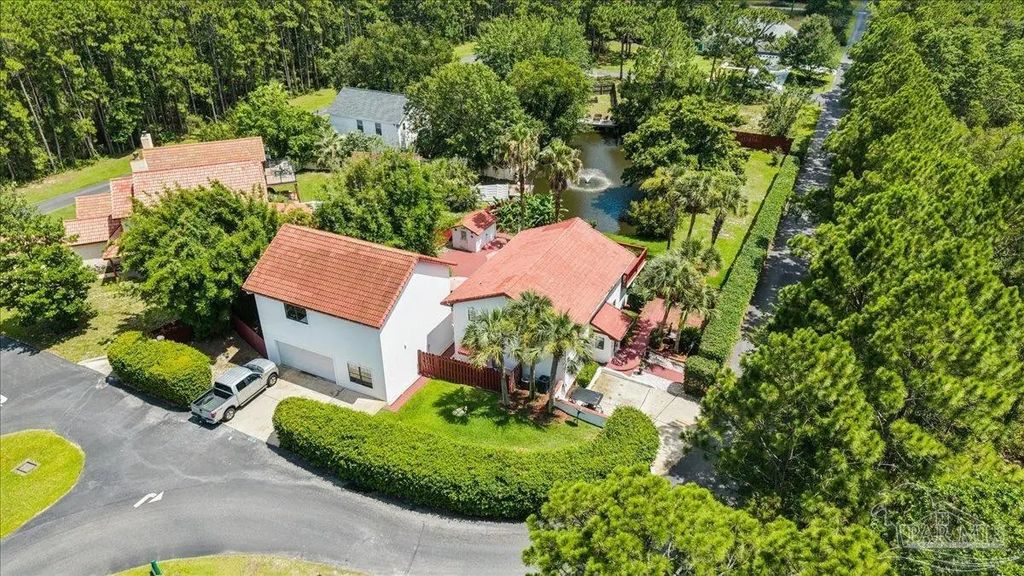 1834 W Smugglers Cove Dr, Gulf Breeze