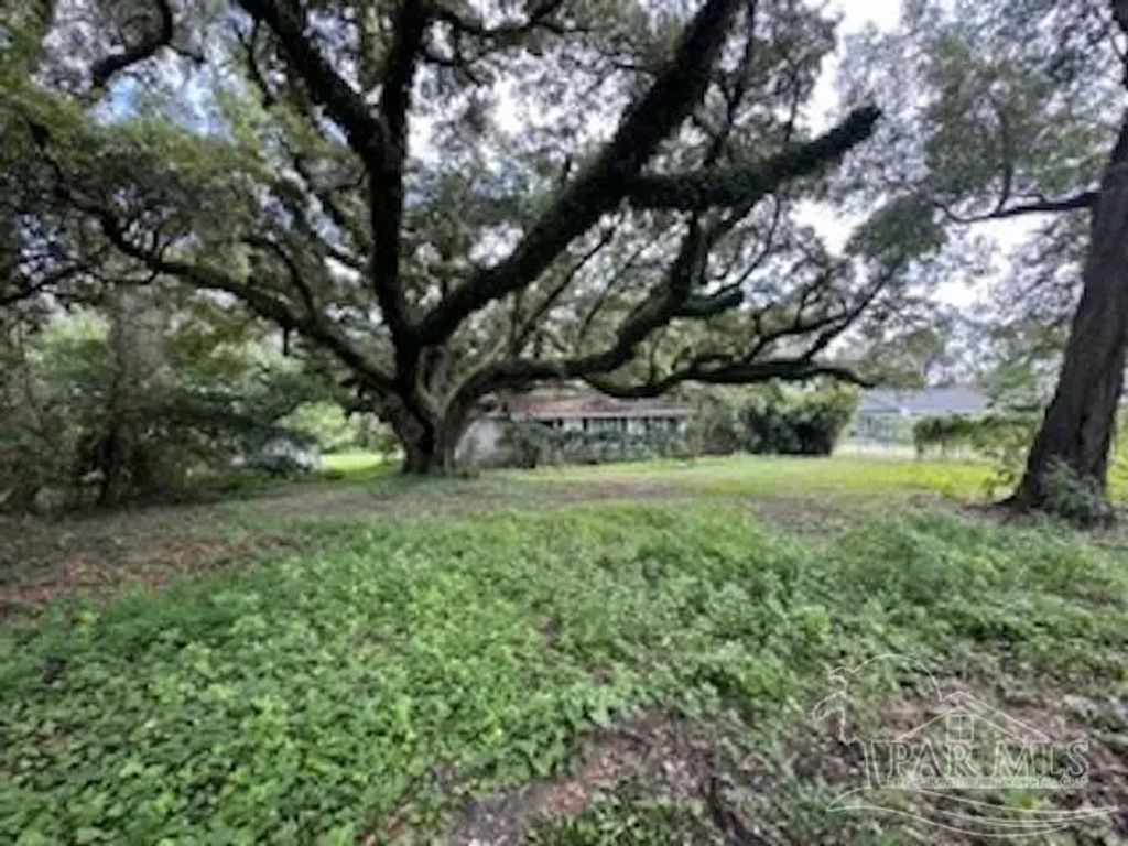 1300 N W St, Pensacola