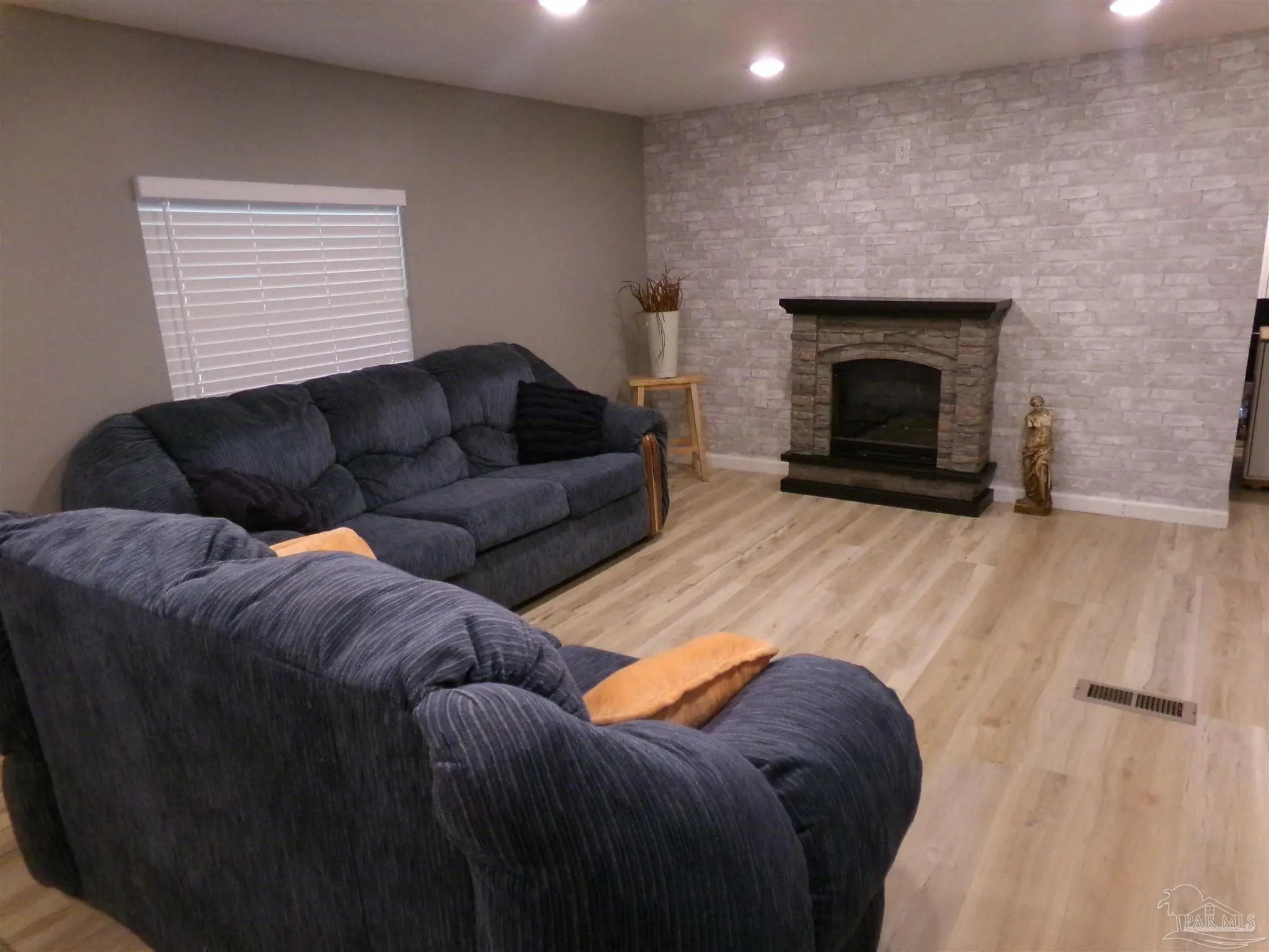 Photo of Listing #680586