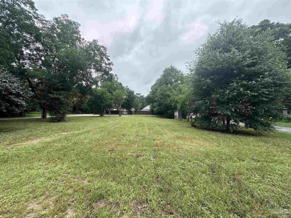 202 Yoakum Ct, Pensacola
