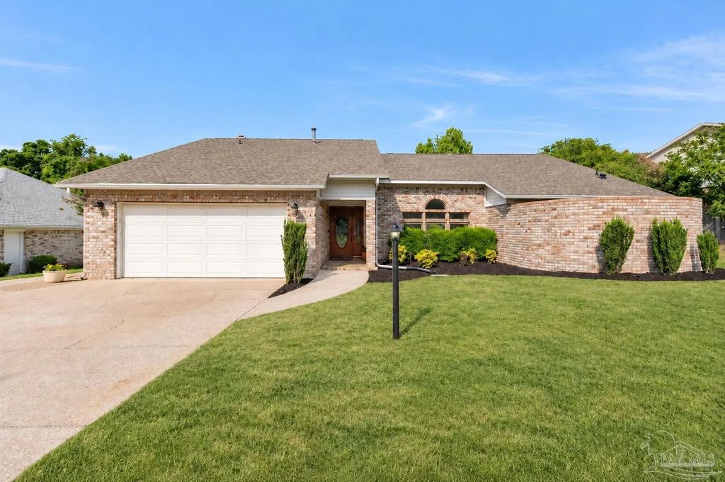 2221 Oxford Dr, Pensacola