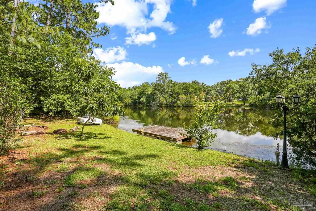 751 Lake Ridge Ln, Pensacola