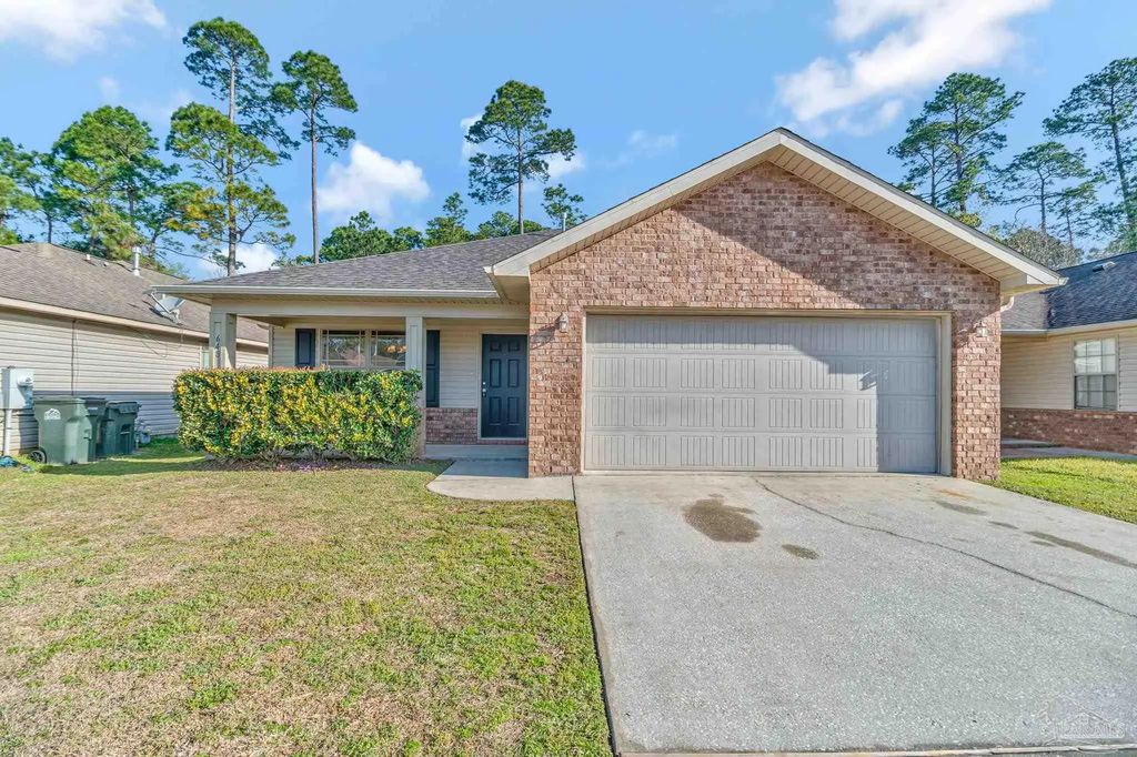 648 Mozingo Ln, Pensacola