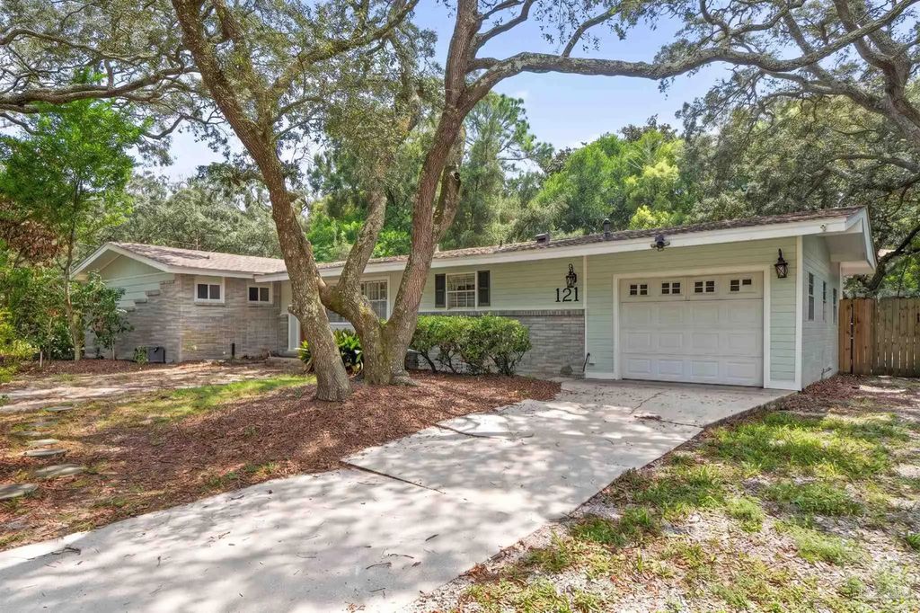 121 Gilmore Dr, Gulf Breeze