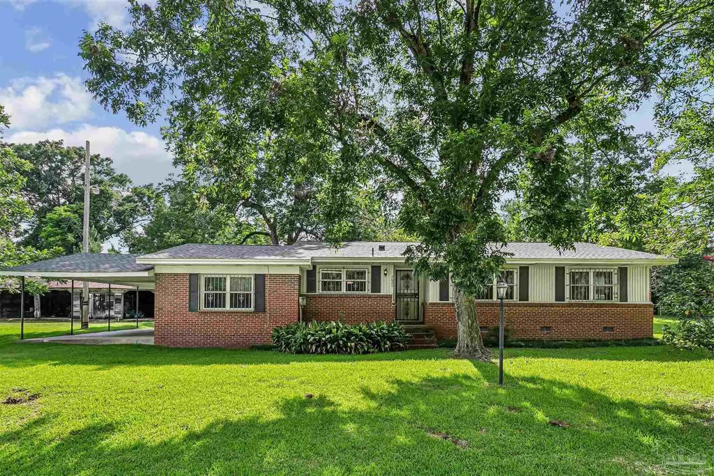 7621 Lodge Dr, Century