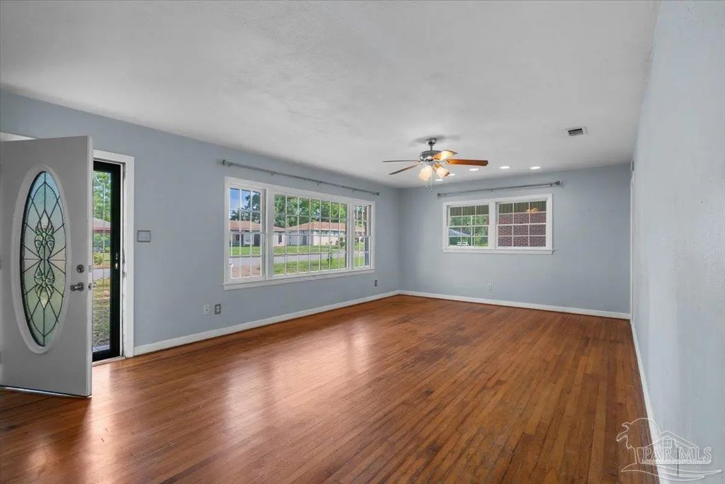 721 Gentian Dr, Pensacola