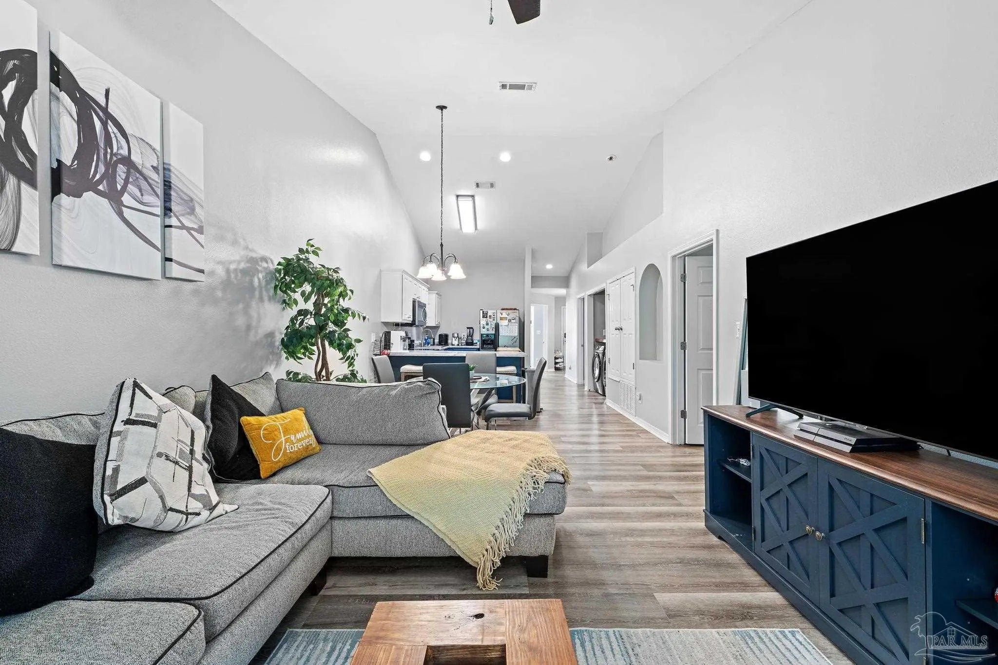 Photo of Listing #674287