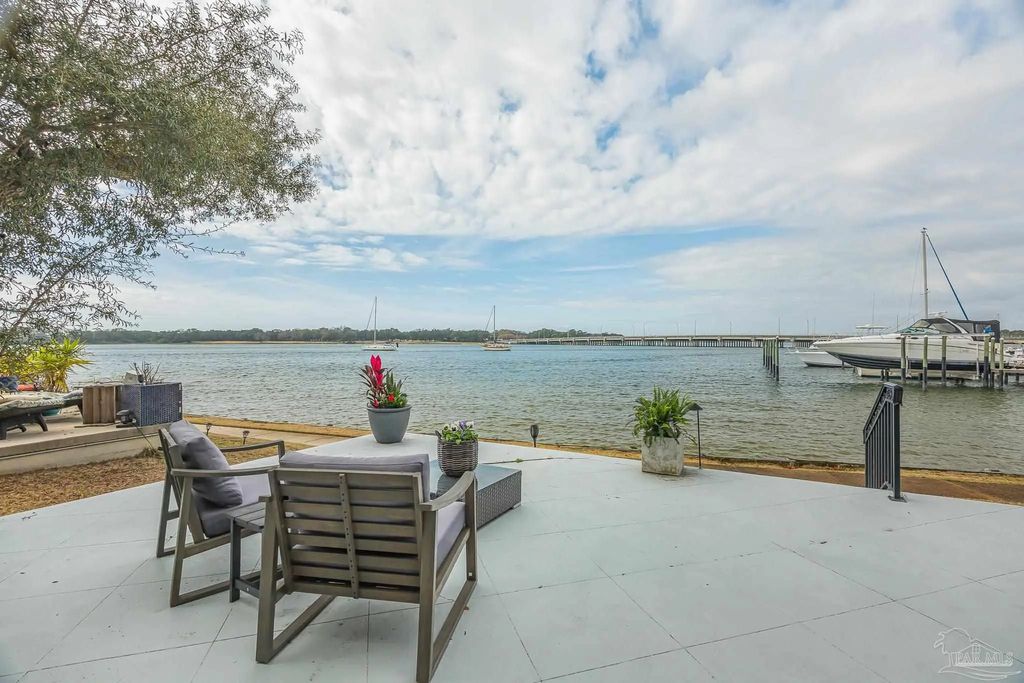 697 Palomar Dr, Pensacola