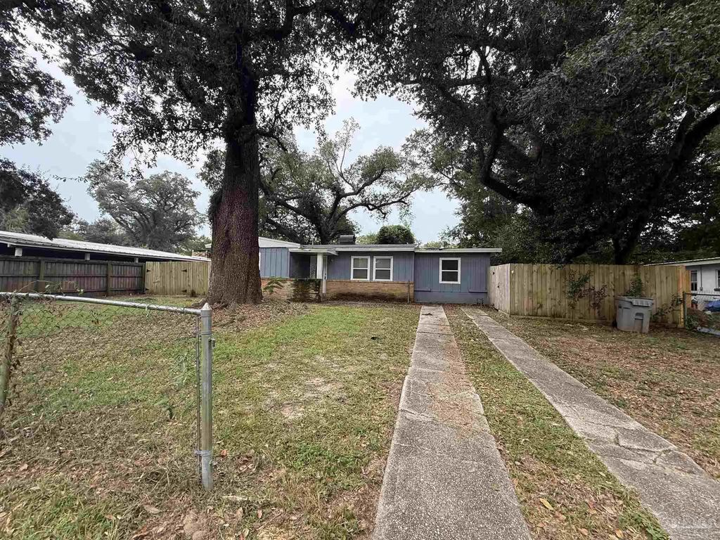 823 S Madison Dr, Pensacola