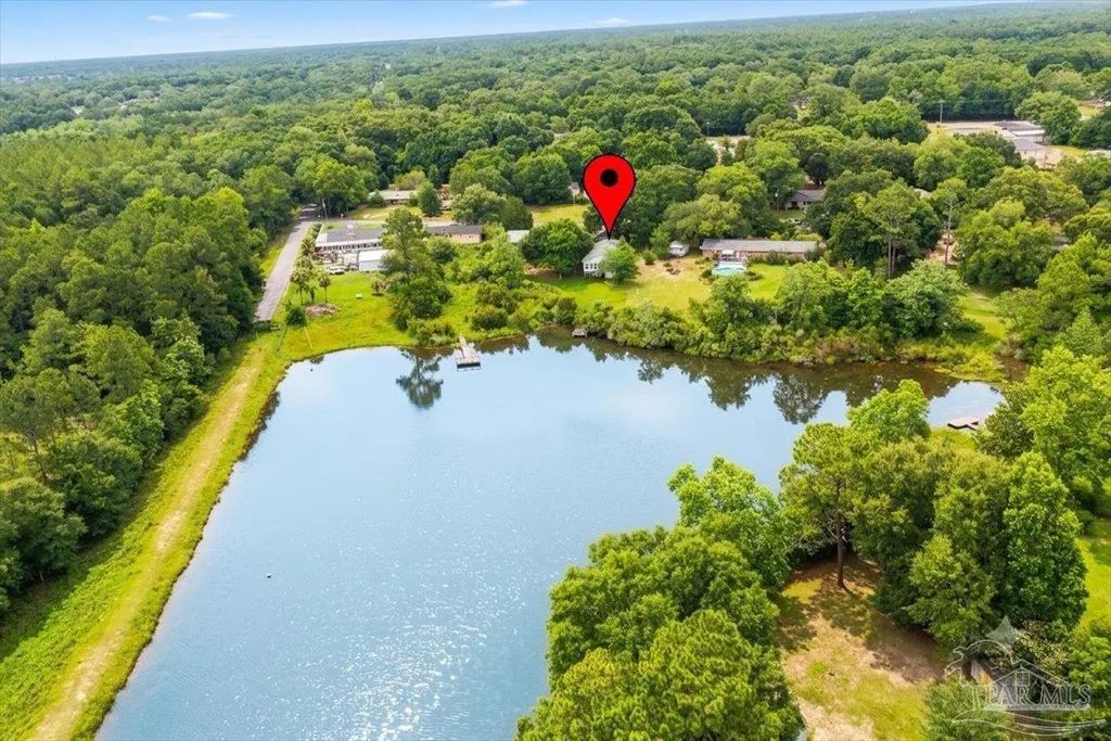 5411 Pond View Dr, Milton