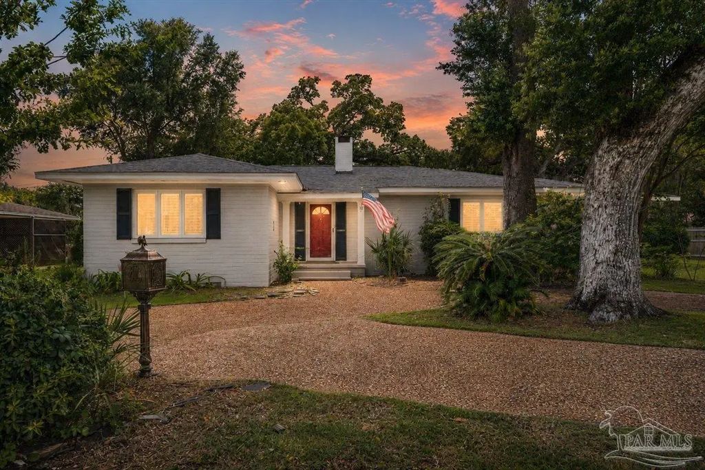 15 Lakeside Dr, Pensacola