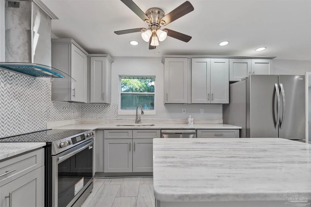 212 Shadow Lawn Ln, Pensacola