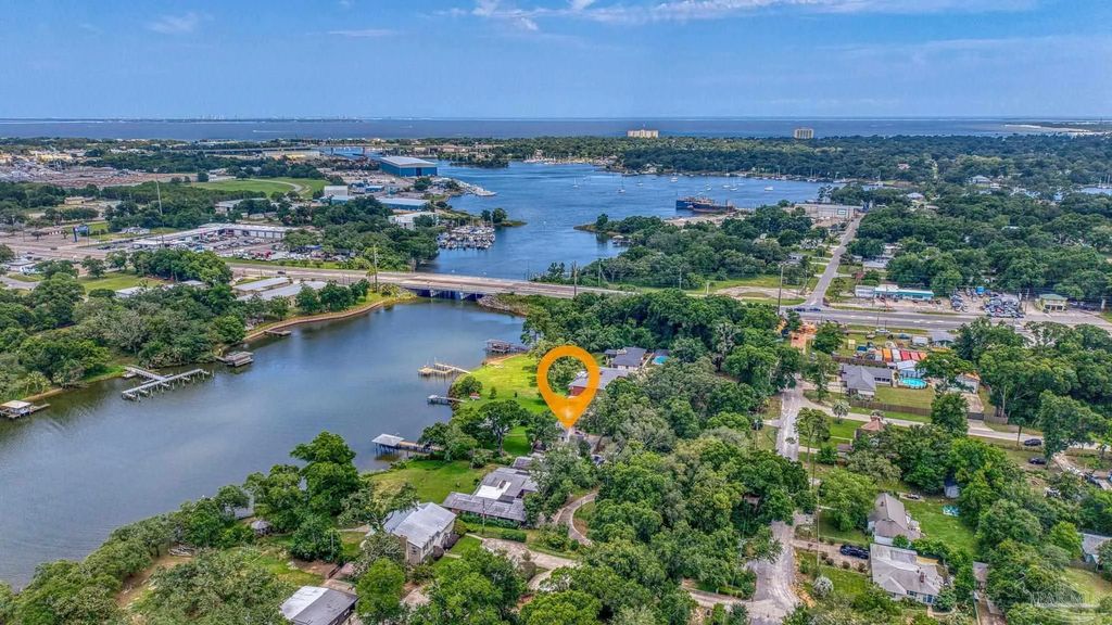 208 Pinewood Ln, Pensacola