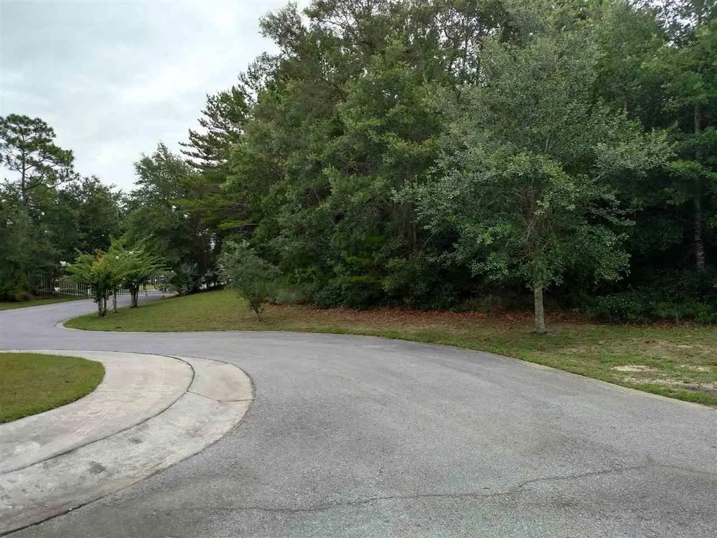 577 Downhaul Dr, Pensacola