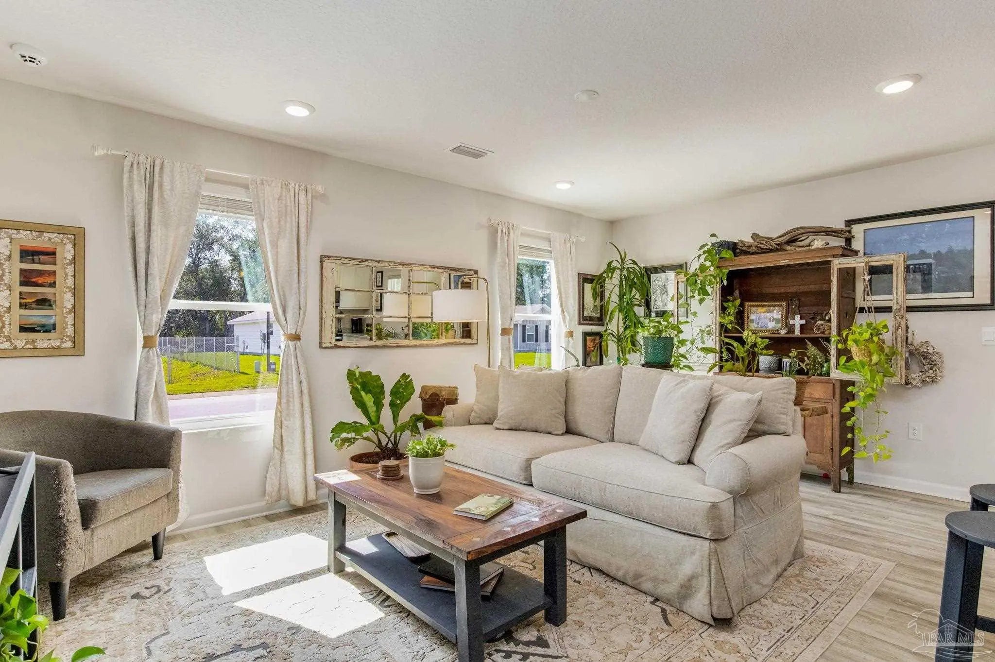 Photo of Listing #677718