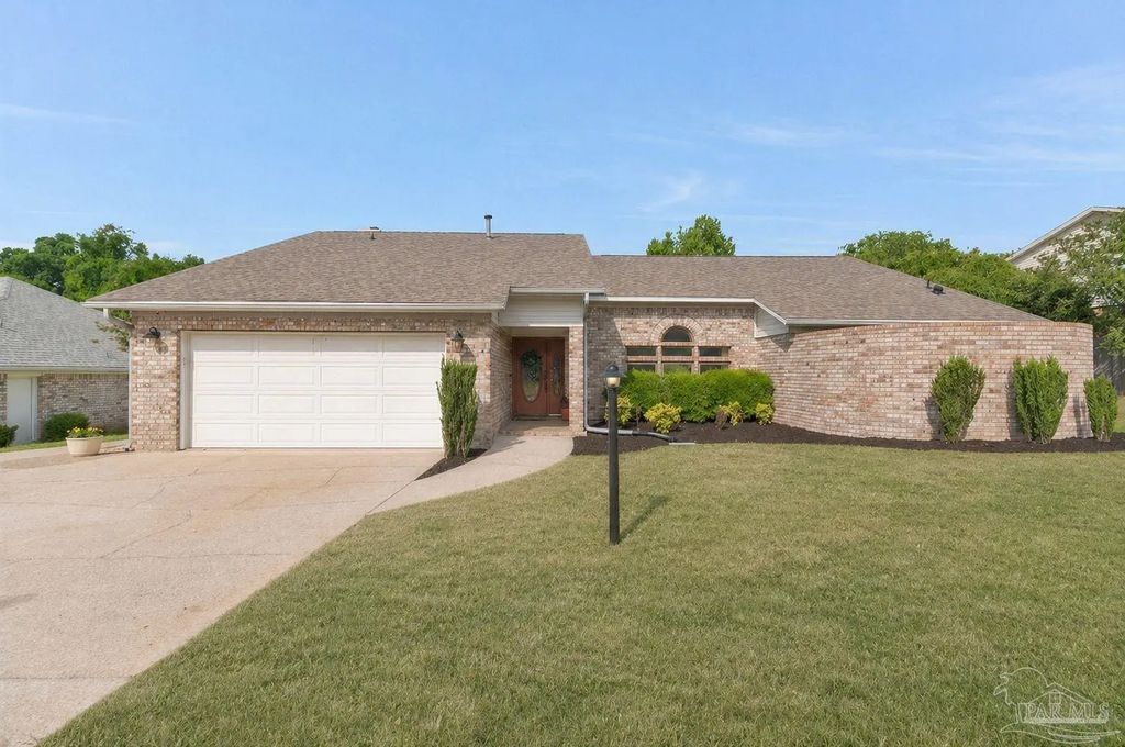 2221 Oxford Dr, Pensacola