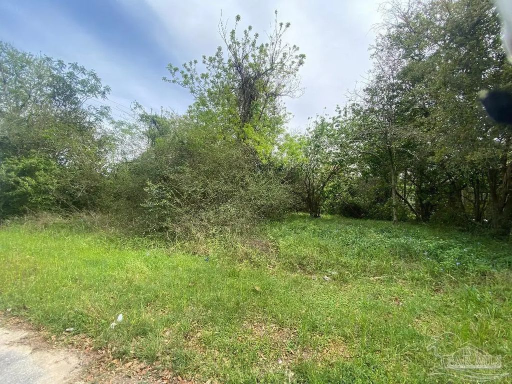 211 Crescent Dr, Pensacola
