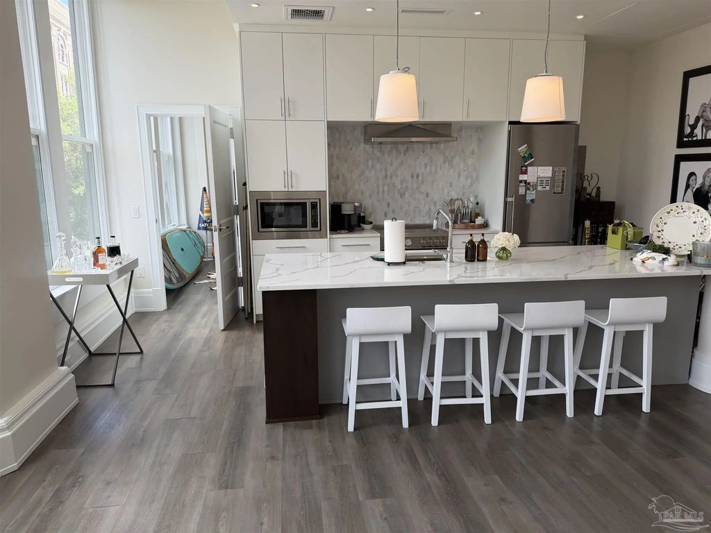 17 S Palafox Pl #208, Pensacola