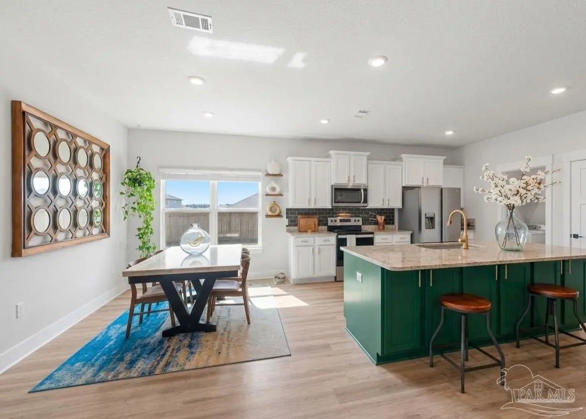 Photo of Listing #677586