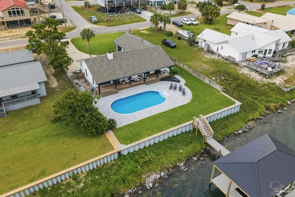 13905 Canal Dr, Pensacola