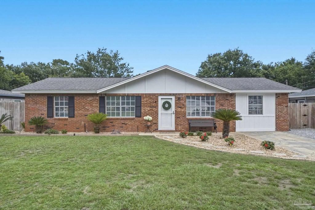 3040 Newton Dr, Pensacola