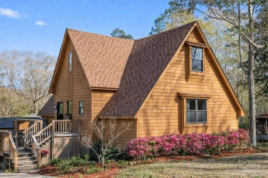 7434 Pine Lake Cir, Milton