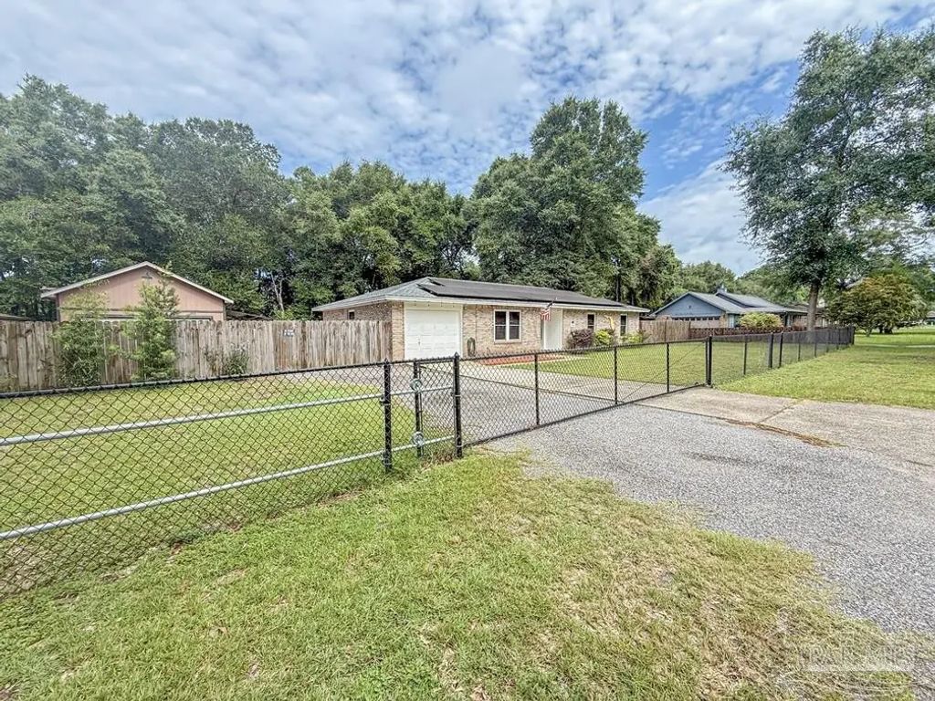 5535 Debbie Dr, Milton
