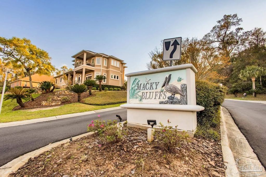 3033 Pelican Ln, Pensacola