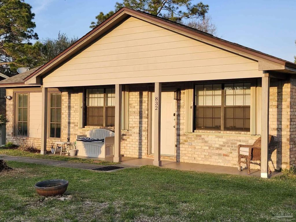 832 Amberwood Dr, Pensacola