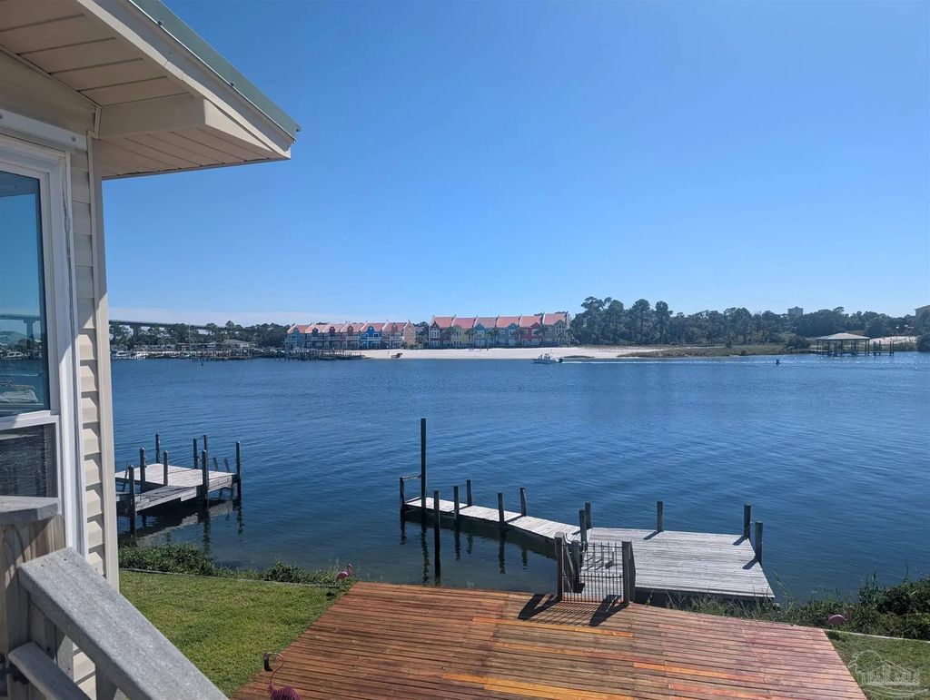 13711 Canal Dr, Pensacola