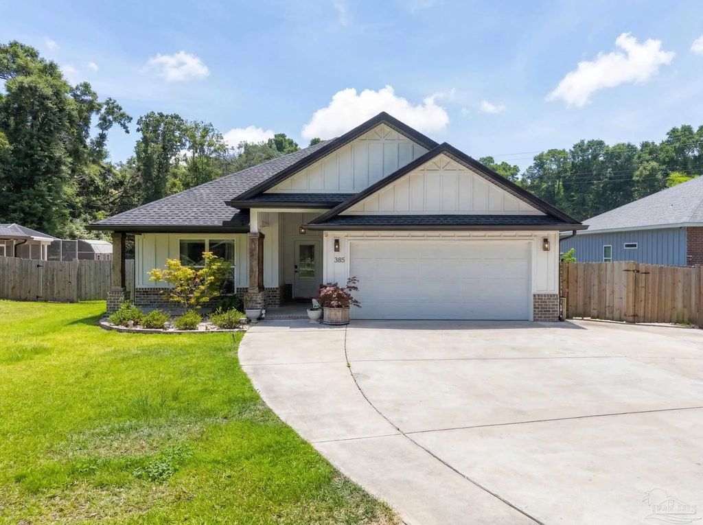 385 Hancock Ln, Pensacola