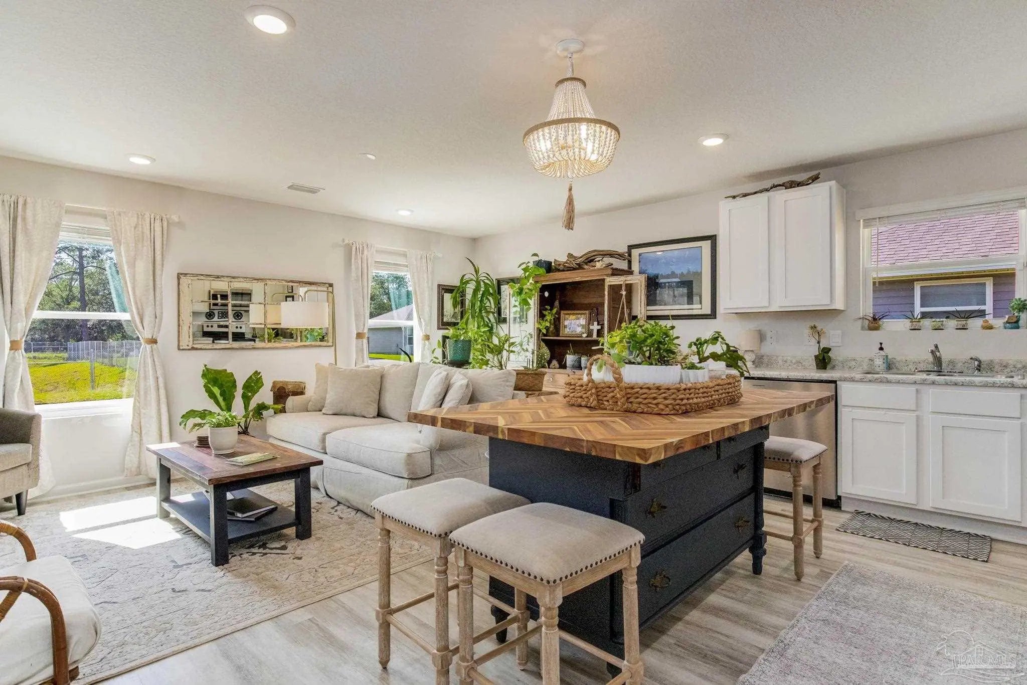 Photo of Listing #677701