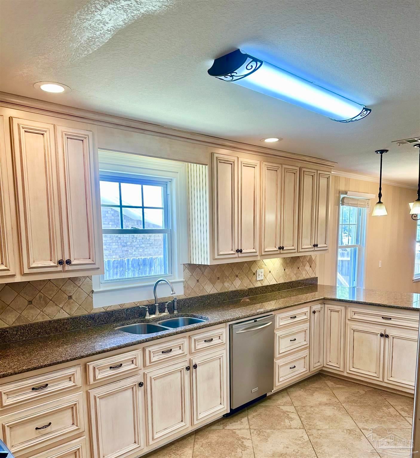 Photo of Listing #665891