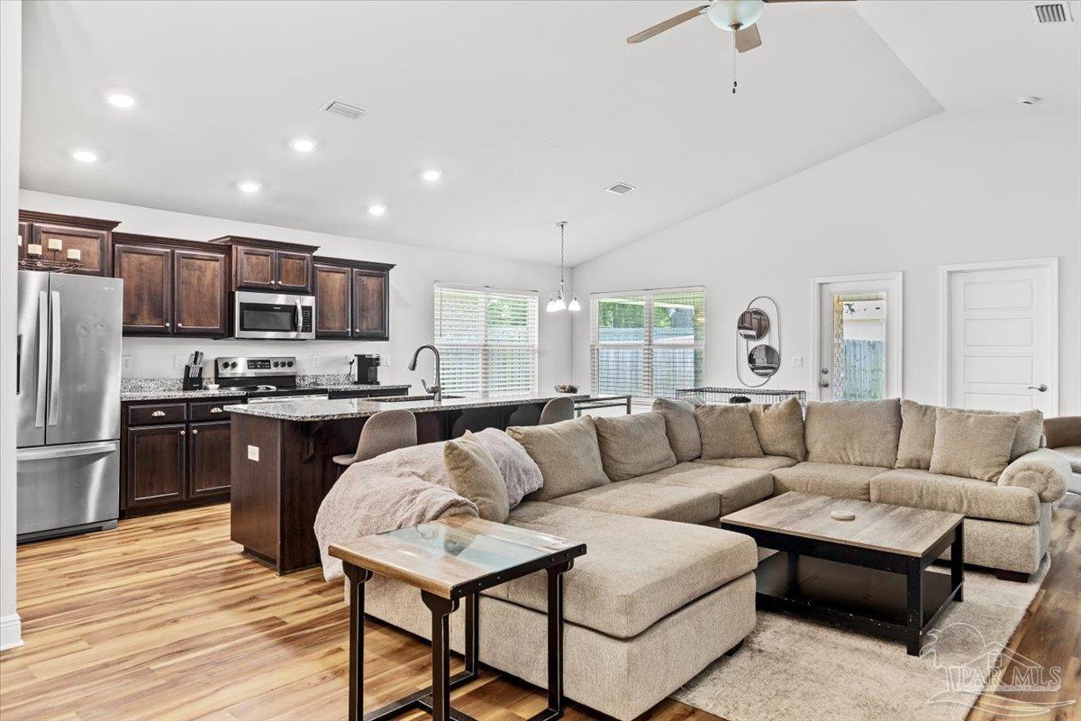 Photo of Listing #667807