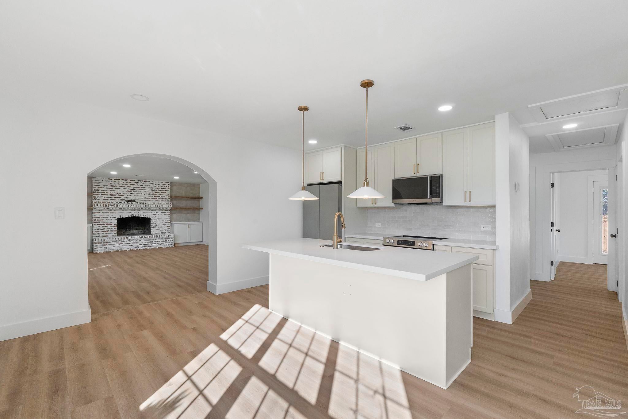 Photo of Listing #672243