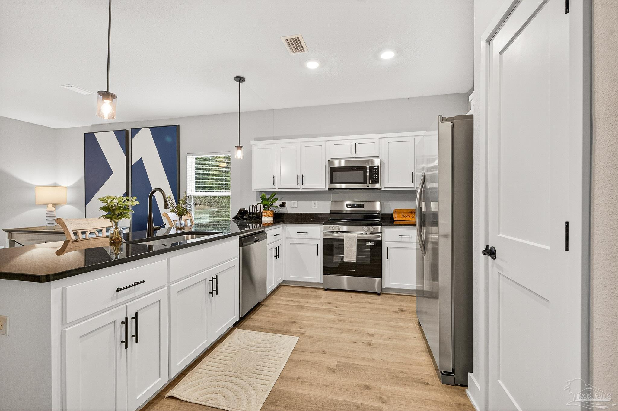 Photo of Listing #660451