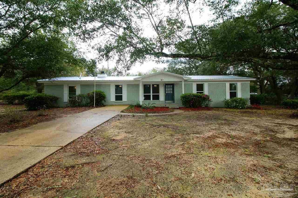 5200 Springdale Dr Milton Property - 668233 1 177ec65763a24722fe544e844b4d33f6 L