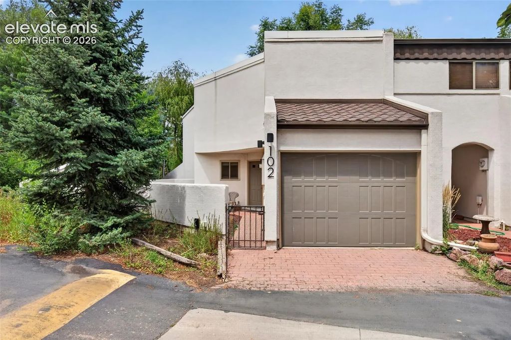 102 Creekside Lane, Colorado Springs