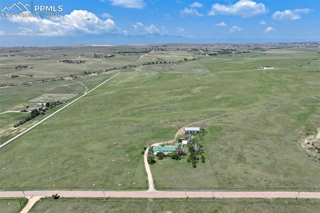 Davis Road, Peyton
