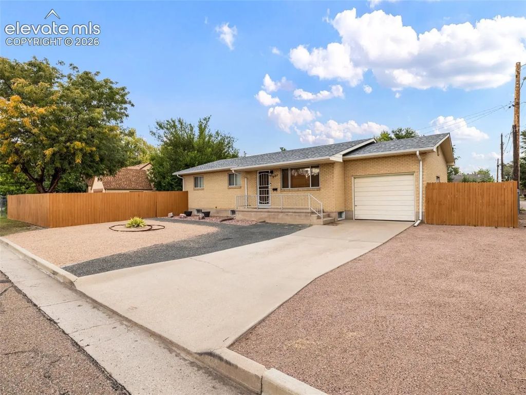 321 W Adams Avenue, Pueblo