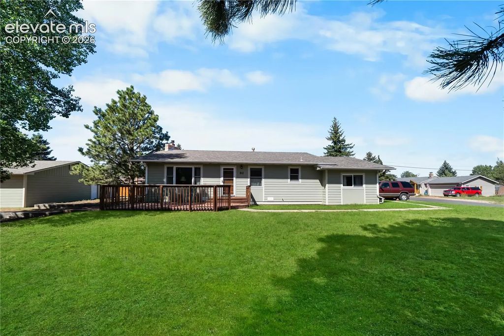 810 Rampart Range Road, Woodland Park