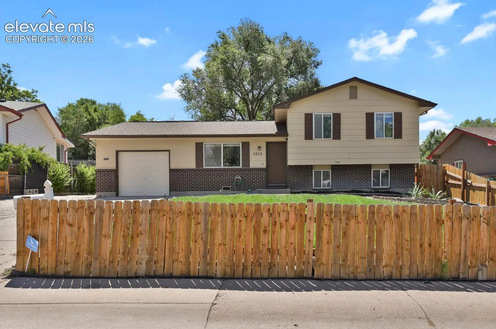Residential Real Estate for Sale at 1019 De La Vista Lane in the city of Colorado Springs by MLS #8847112